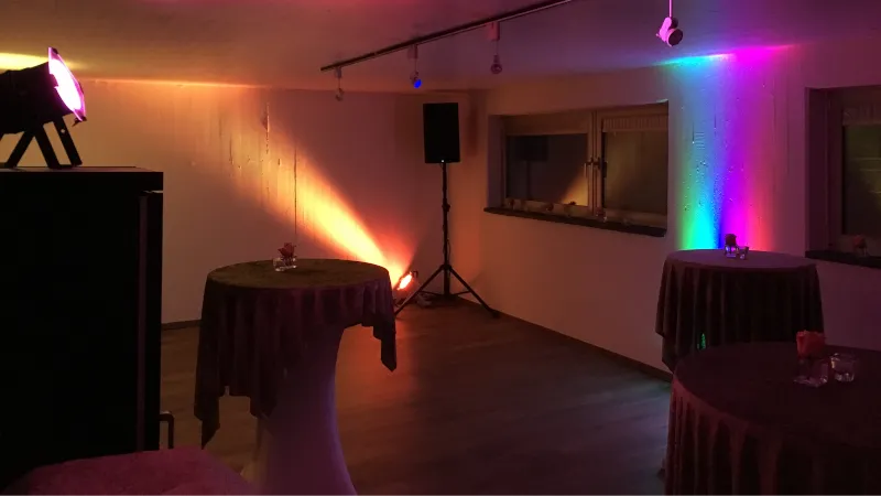 Ambiente-Beleuchtung in Farbe bei einer Feier im Partykeller