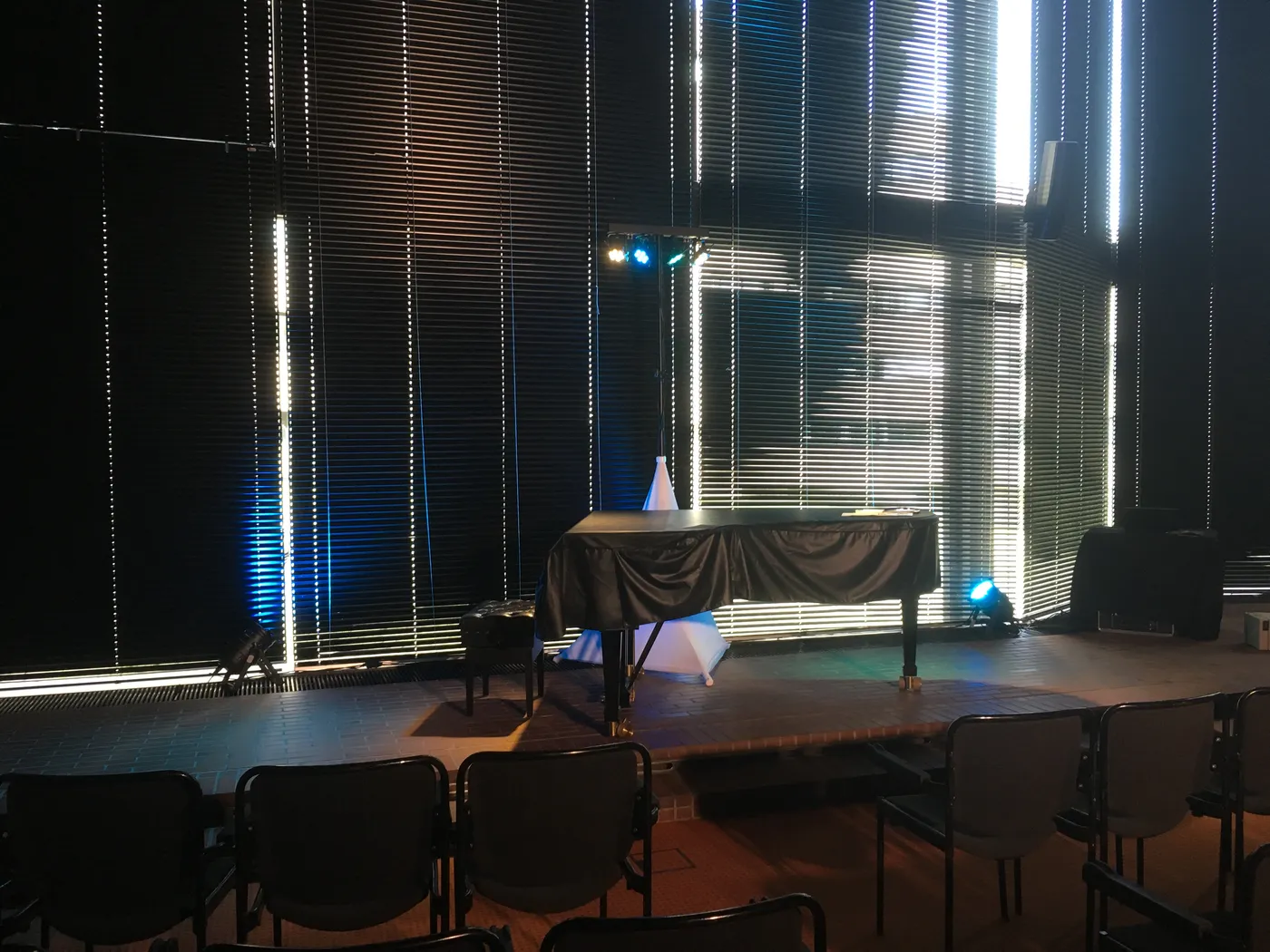 Von Betont-Event ausgeleuchtete Bühne bei einem Klavierkonzert