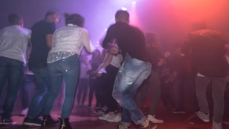 Tanzfläche mit farbigem Discolicht bei einer Privatfeier